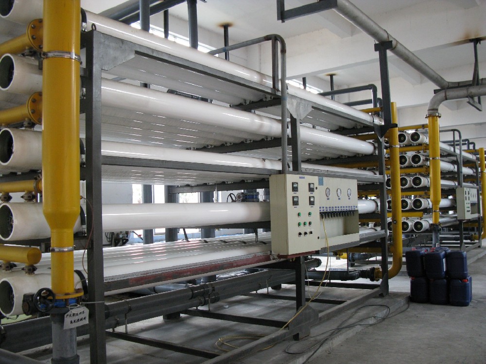 Containerized seawater desalination machine for boat